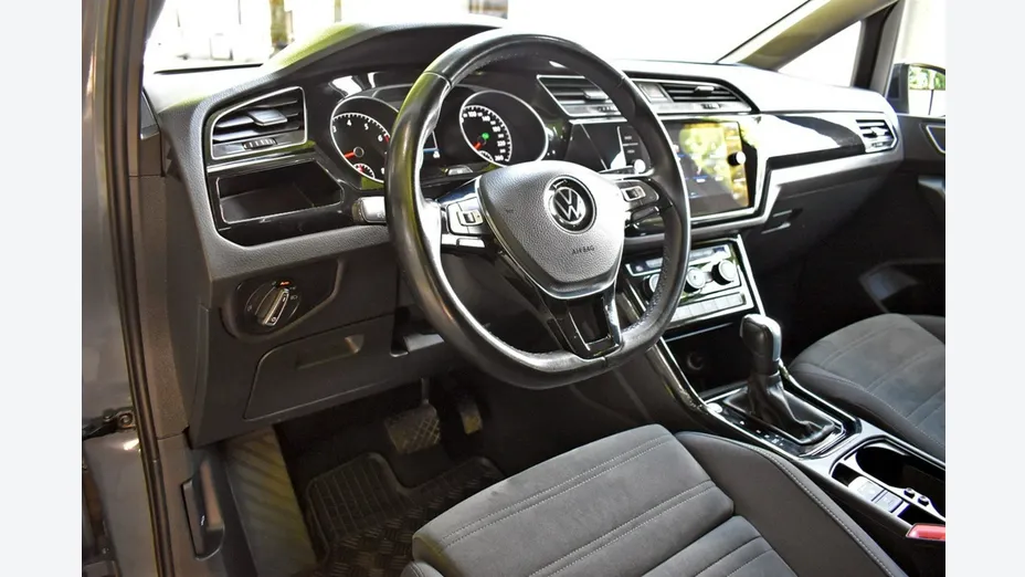 VOLKSWAGEN Touran -