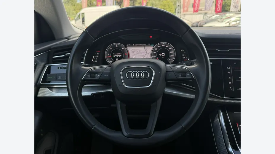 AUDI Q8 -