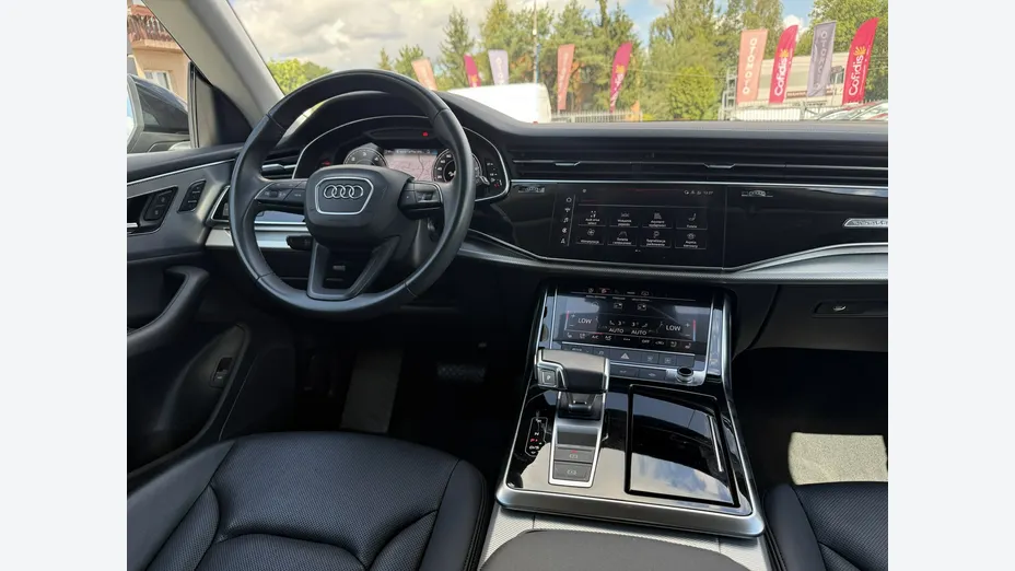 AUDI Q8 -