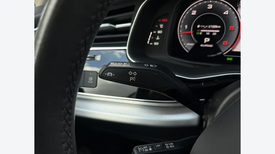 AUDI Q8 -