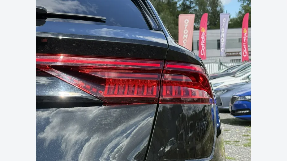 AUDI Q8 -