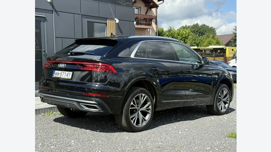 AUDI Q8 -