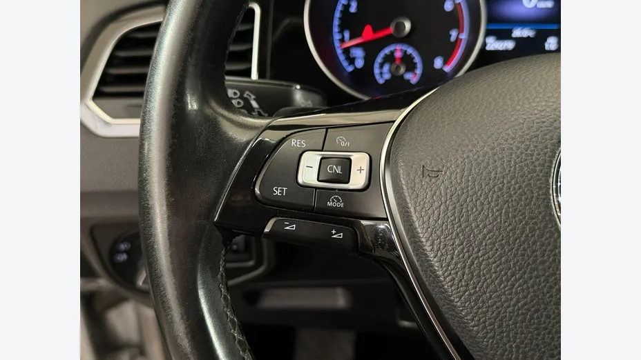 VOLKSWAGEN Golf Sportsvan -
