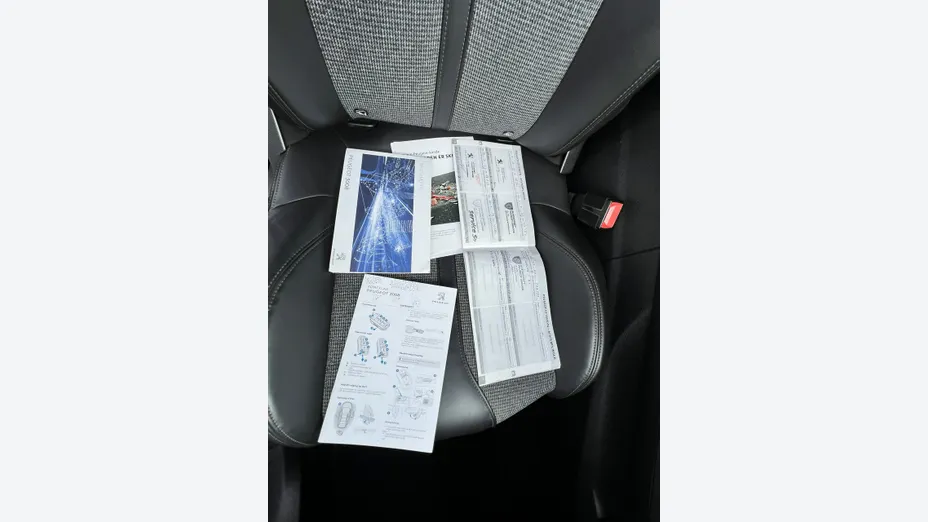 PEUGEOT 3008 -