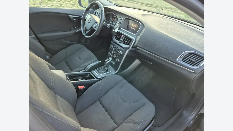 VOLVO V40 -