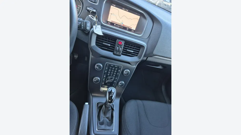 VOLVO V40 -