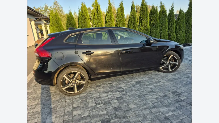 VOLVO V40 -