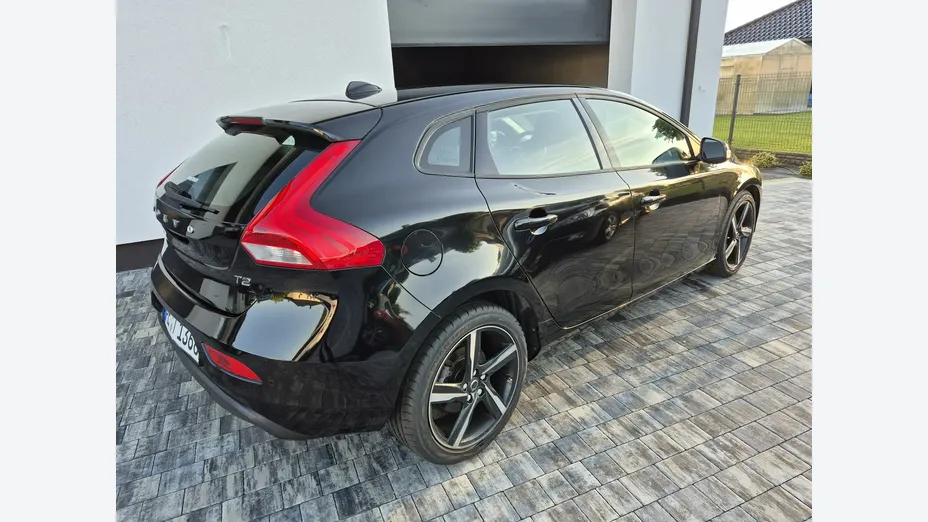 VOLVO V40 -