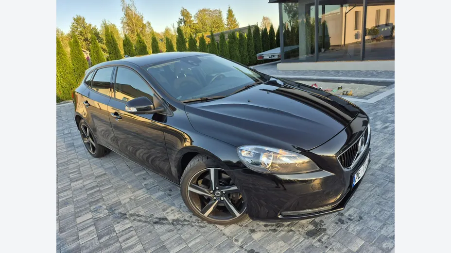 VOLVO V40 -
