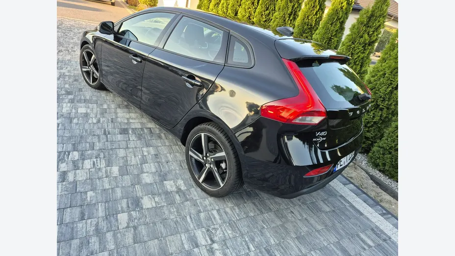 VOLVO V40 -