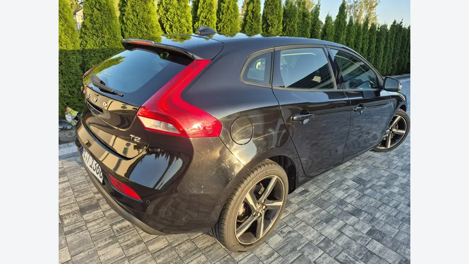 VOLVO V40 -