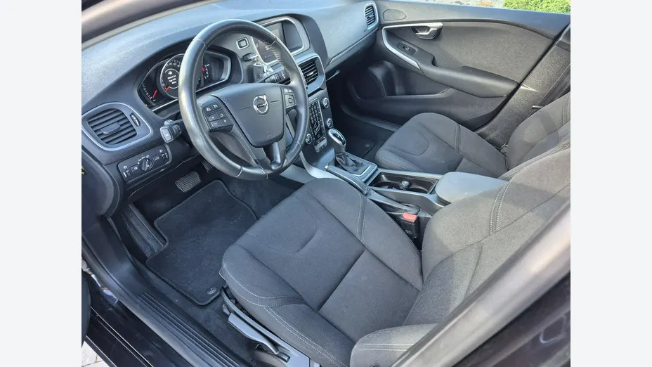 VOLVO V40 -