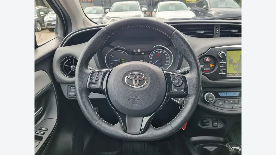 TOYOTA Yaris -