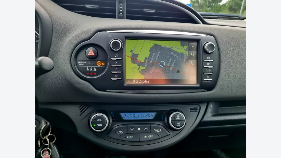 TOYOTA Yaris -