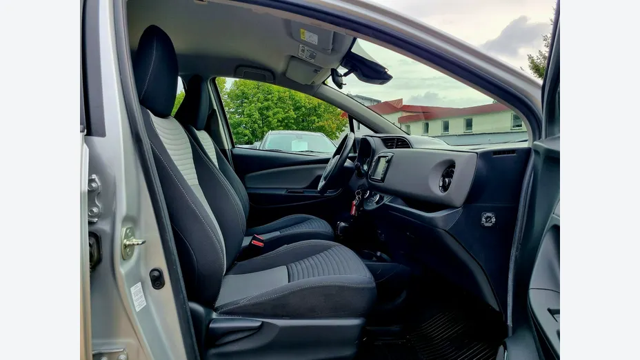 TOYOTA Yaris -