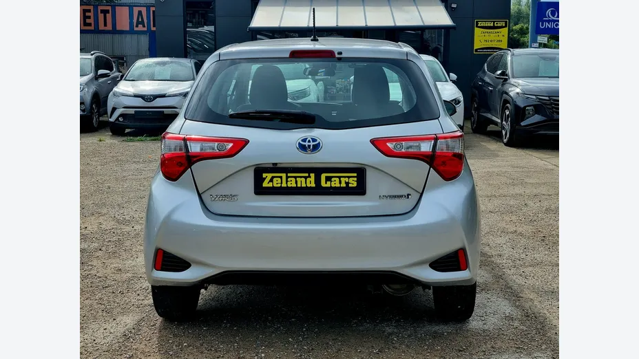 TOYOTA Yaris -