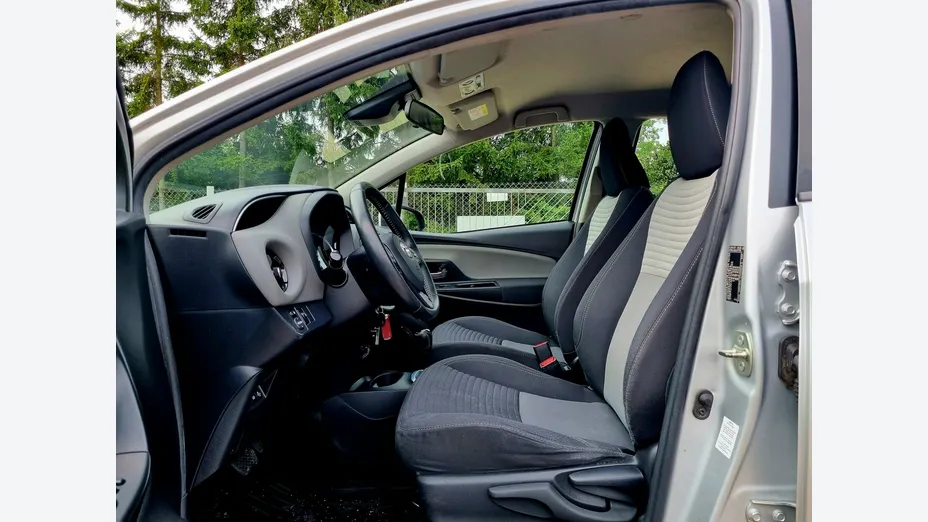 TOYOTA Yaris -