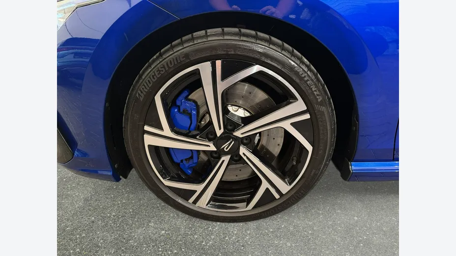 VOLKSWAGEN Golf -
