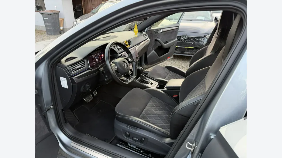 SKODA Superb -