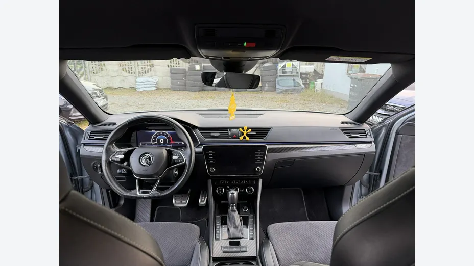 SKODA Superb -