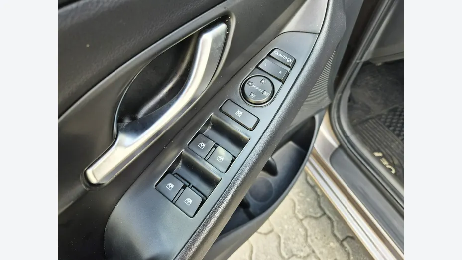 HYUNDAI i30 -