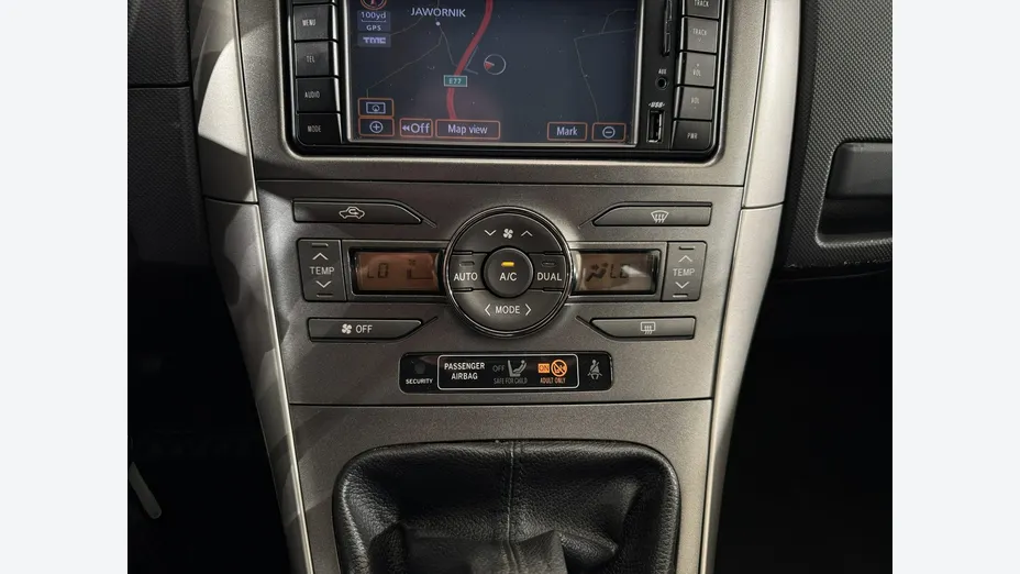 TOYOTA Auris -