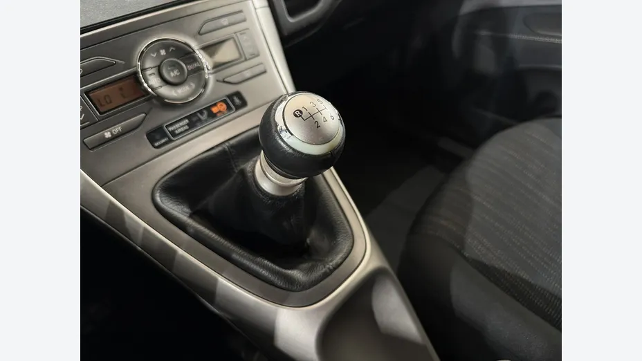 TOYOTA Auris -