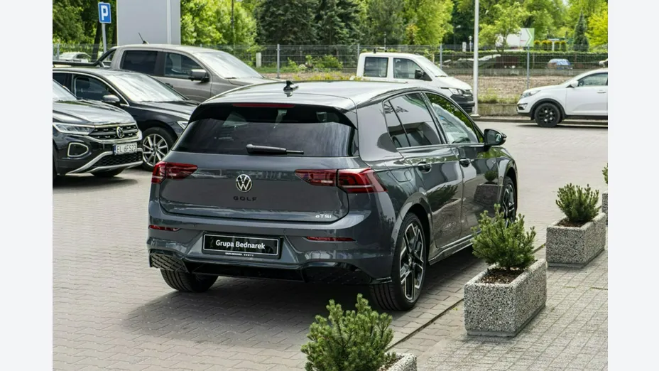 VOLKSWAGEN Golf -