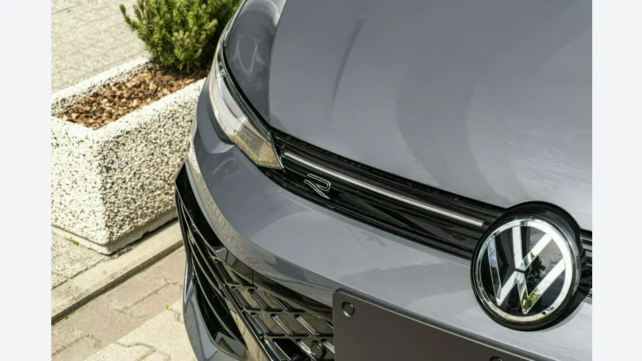 VOLKSWAGEN Golf -