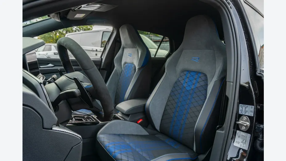VOLKSWAGEN Golf -