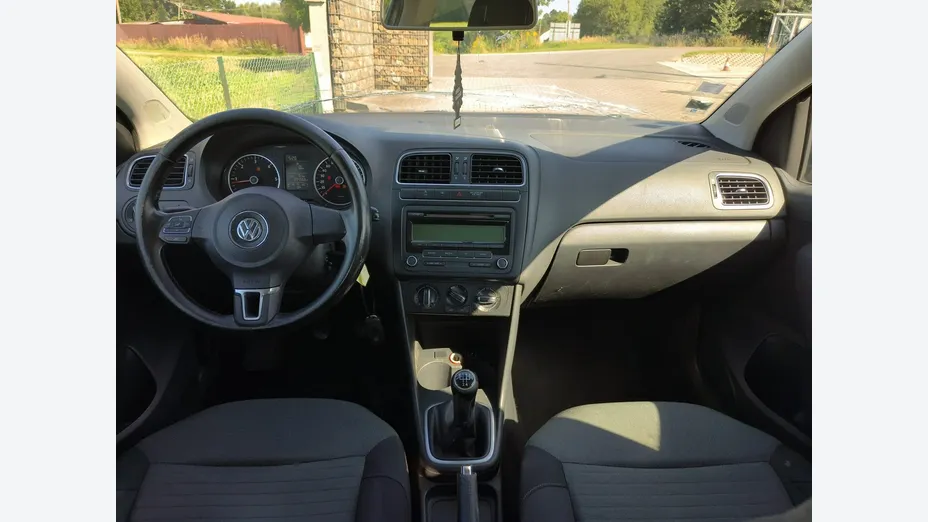 VOLKSWAGEN Polo -