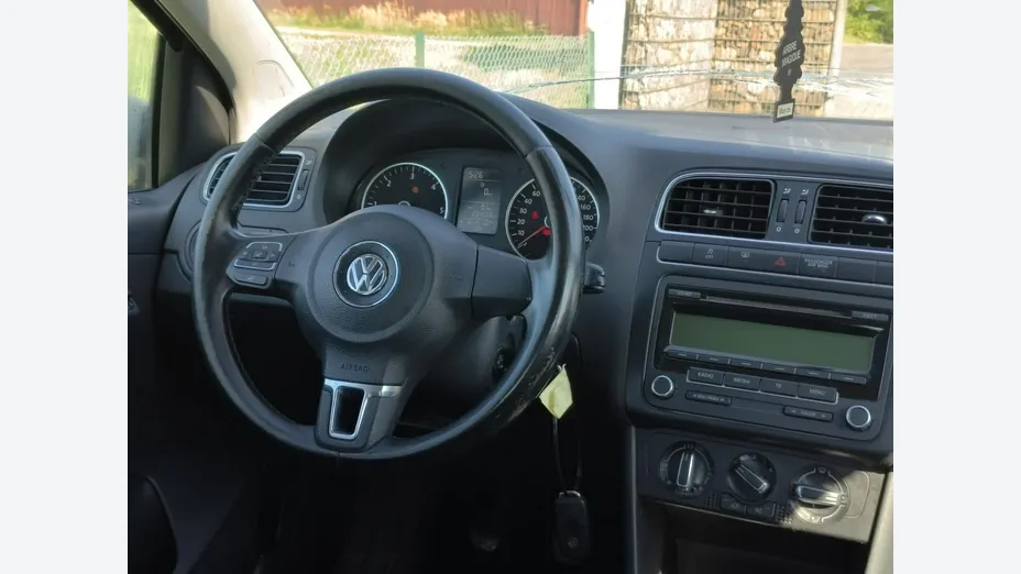 VOLKSWAGEN Polo -