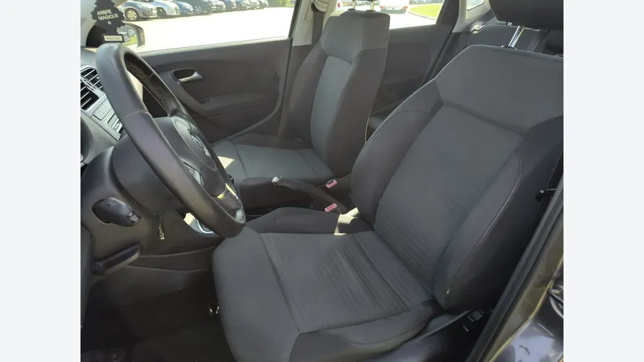 VOLKSWAGEN Polo -