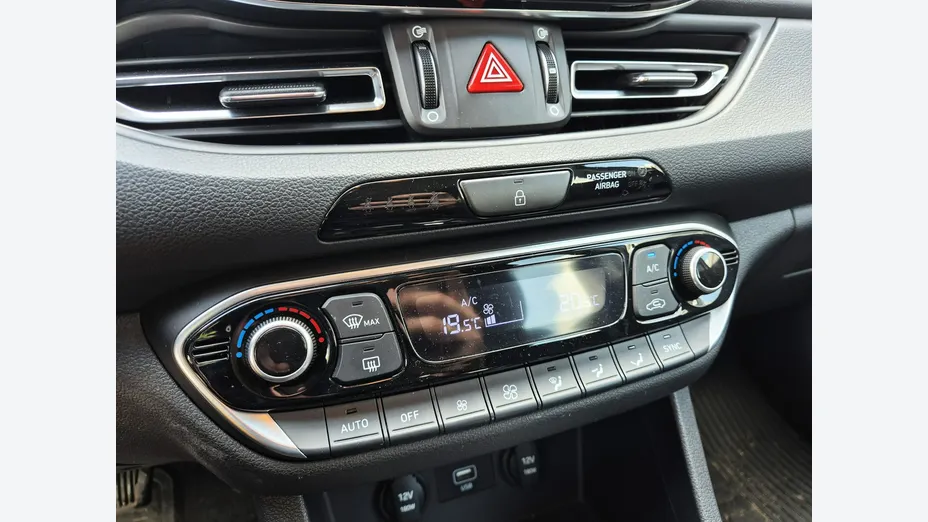 HYUNDAI i30 -