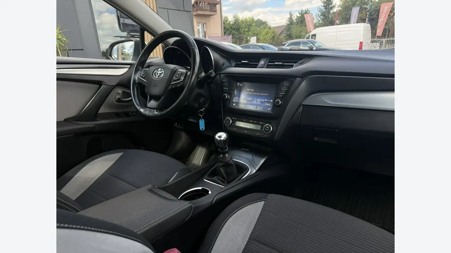 TOYOTA Avensis -