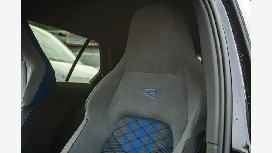 VOLKSWAGEN Golf -