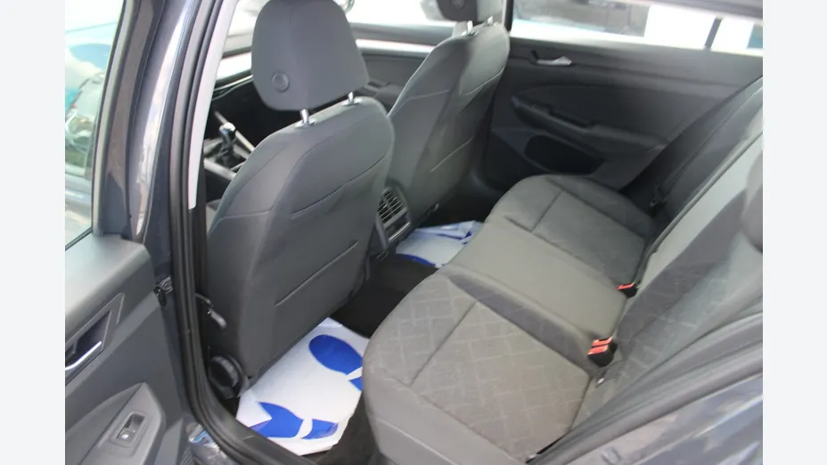 VOLKSWAGEN Golf -