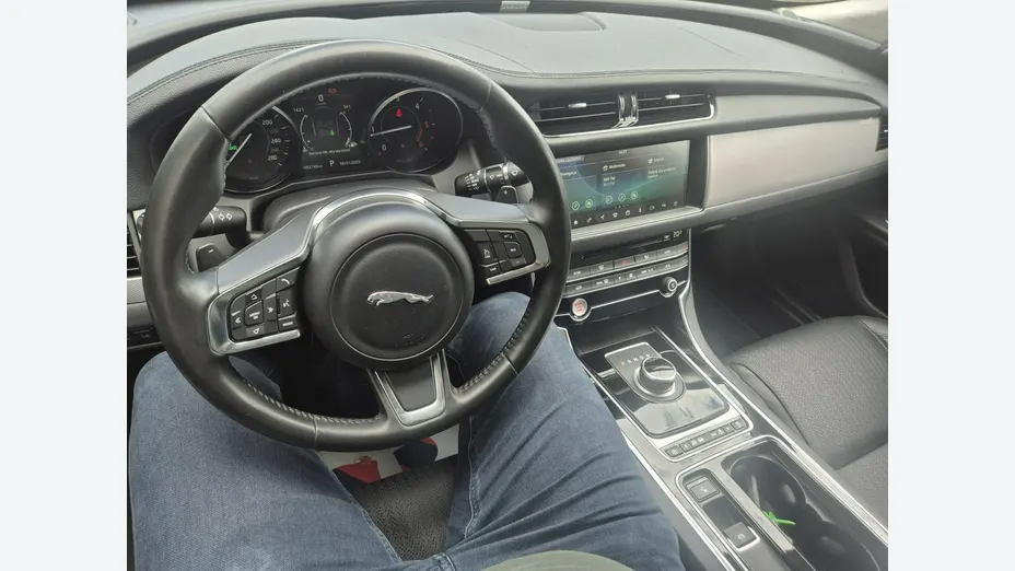 JAGUAR XF -