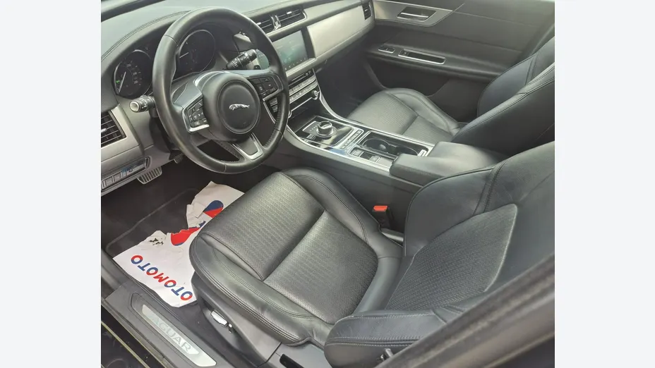 JAGUAR XF -