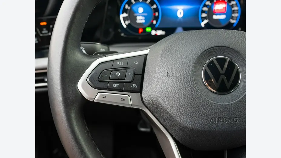 VOLKSWAGEN Golf -