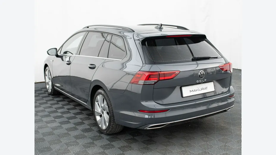 VOLKSWAGEN Golf -
