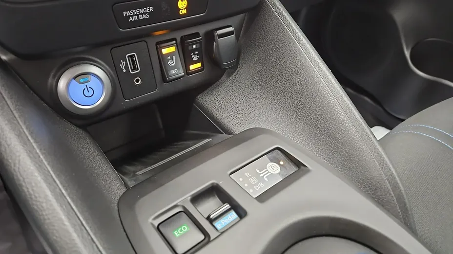 NISSAN Leaf -