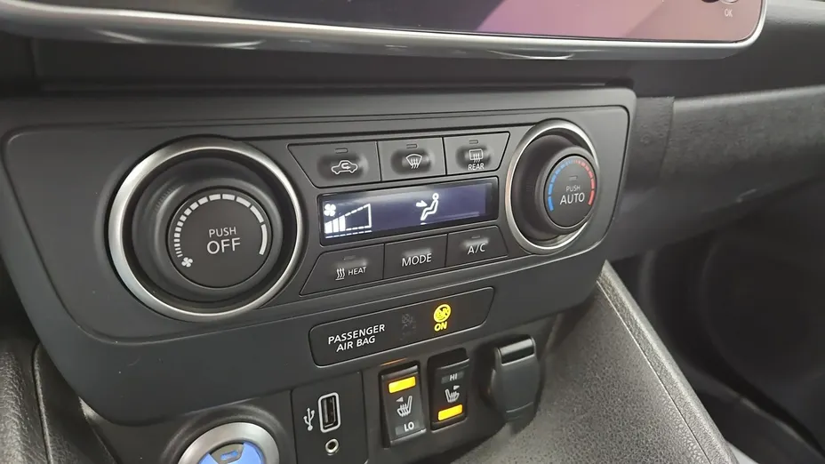 NISSAN Leaf -