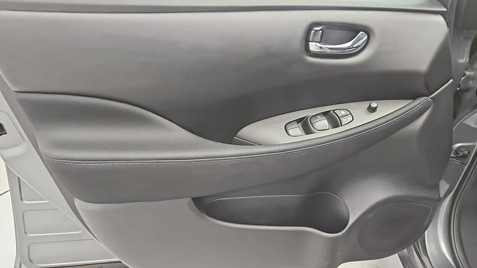 NISSAN Leaf -