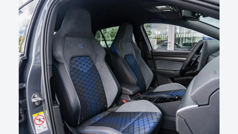 VOLKSWAGEN Golf -