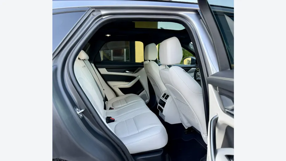 JAGUAR F-Pace -