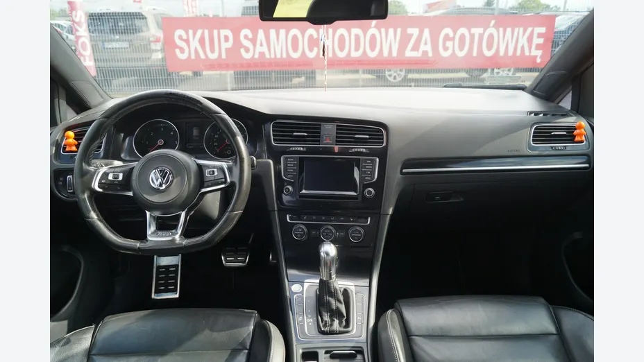 VOLKSWAGEN Golf -