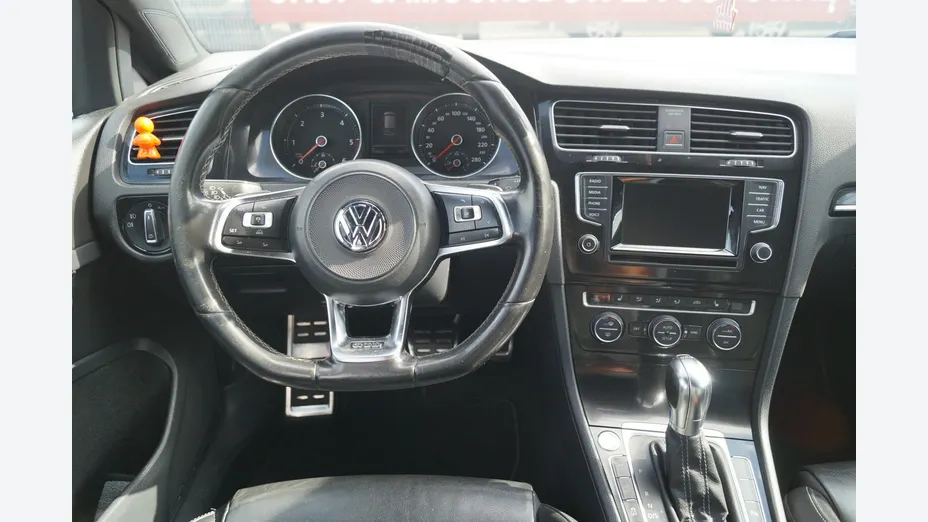 VOLKSWAGEN Golf -