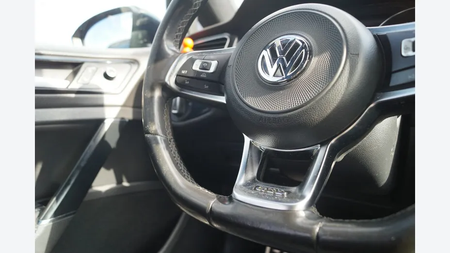 VOLKSWAGEN Golf -