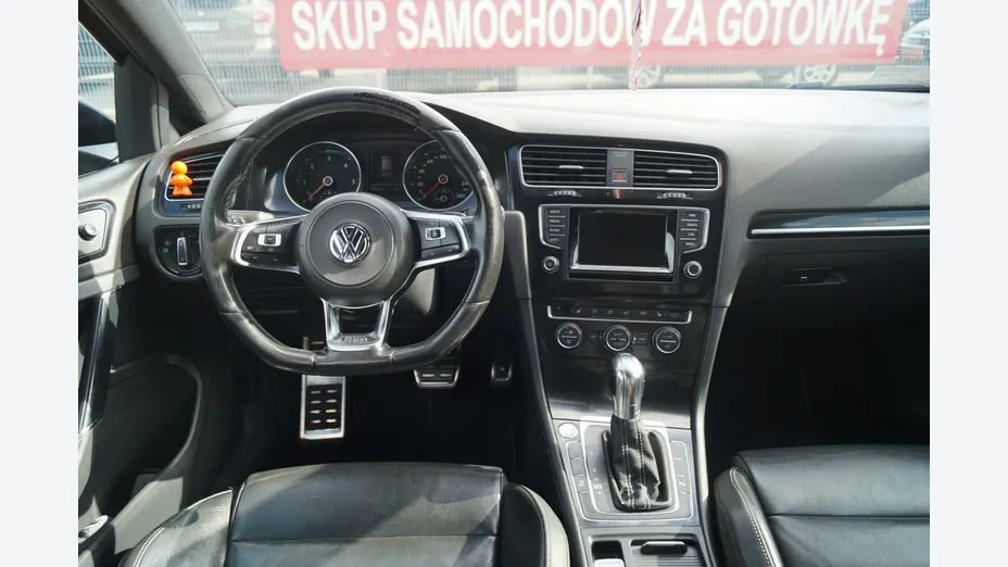 VOLKSWAGEN Golf -